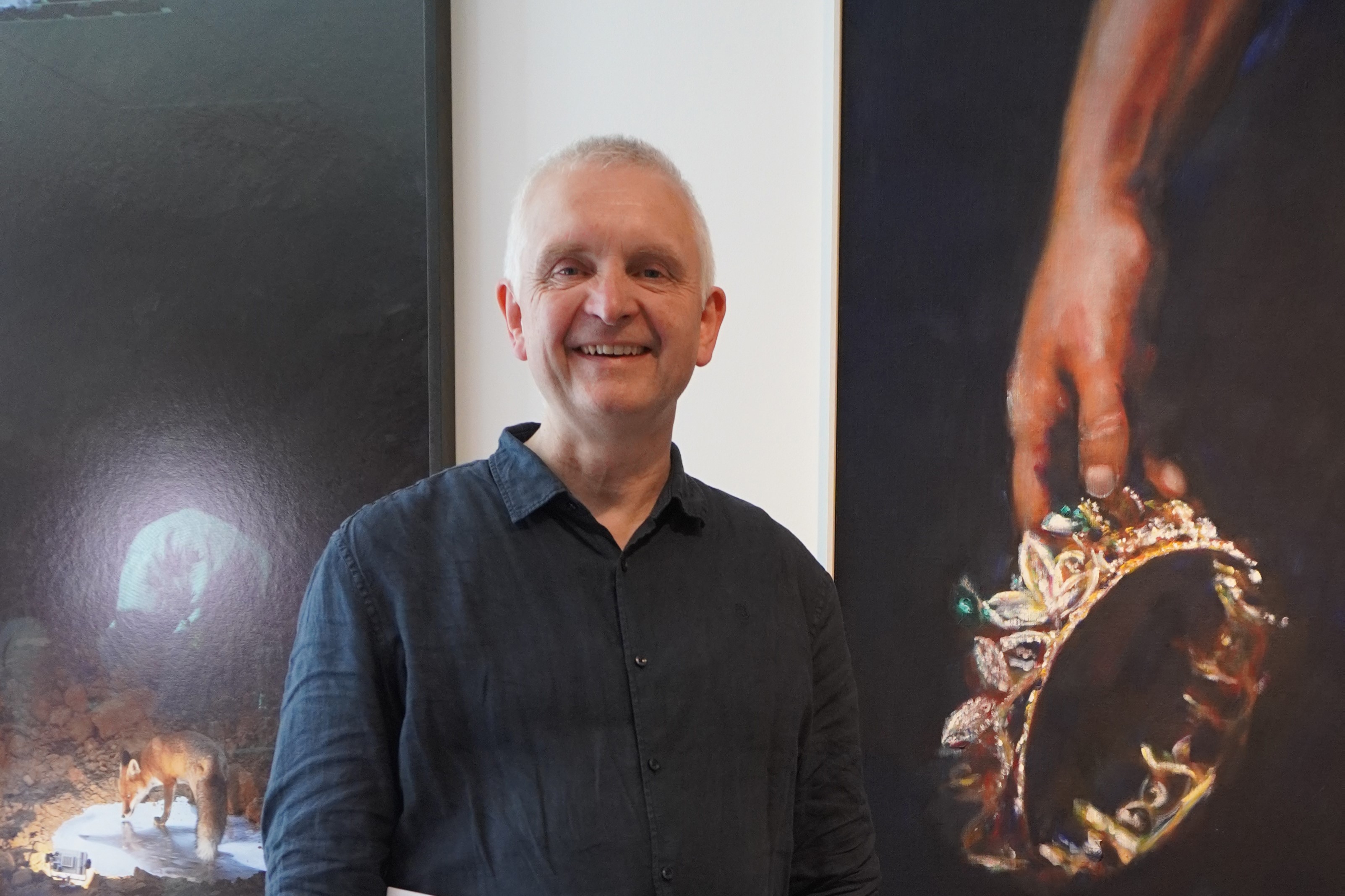 Klaus Sievers vor einem Ausschnitt seines prämierten Werks